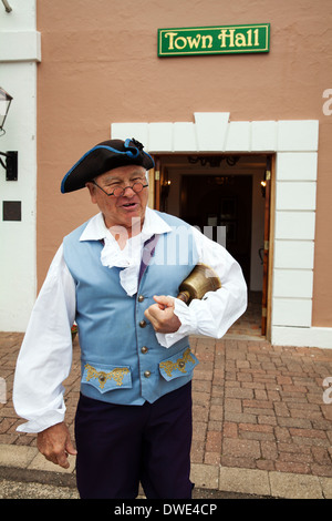 Le berceau de la ville de St George, Bermudes vêtu d'un costume historique tenant une cloche devant l'hôtel de ville sur la place du roi Banque D'Images