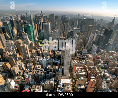 Vue aérienne de Manhattan du haut de l'Empire State Building de New York City, USA Banque D'Images