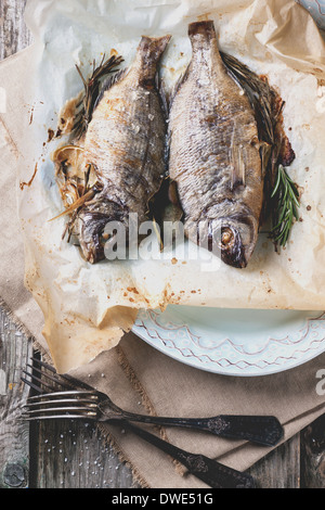 Poisson grillé de remorquage dorado au romarin servi sur du papier sulfurisé. Voir la série Banque D'Images