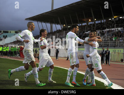 (140306) -- Blida, le 6 mars 2014 (Xinhua) -- L'Algérie a battu l'équipe nationale de football se rendant sur la Slovénie (2-0) dans un match amical mercredi à Tchaker stadium, dans la province de Blida, 50 km au sud-est d'Alger, le 5 mars 2014. L'attaquant du Dinamo Zagreb Hillel Soudani a offert le premier but pour le désert les renards (43'), et l'Inter Milan Le milieu de terrain du Safir le deuxième but marqué Taider (55'). L'Algérie est classée 26e au monde selon le classement mondial de la FIFA du mois de février 2014. L'Algérie va jouer la Coupe du Monde dans le groupe H avec la Russie, Belgique, Corée du Sud. (Xinhua/Mohamed KADRI) Banque D'Images