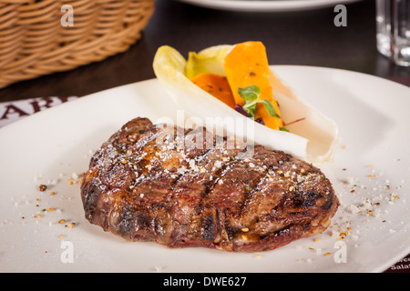 Parés de maigre délicieux boeuf grillé Steak épais avec assaisonnement servi sur une plaque blanche, Close up avec shallow dof Banque D'Images