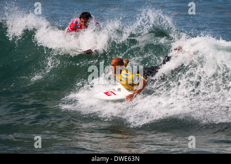 Bells Beach surf carnival Australie Victoria Kelly Slater et d'autres surfeurs de la concurrence dans de l'eau équitation vagues sur la planche de surf Banque D'Images