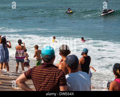 Carnaval de surf Bells Beach Easter spectateurs regardant Kelly Slater l'USA world championne de surf Banque D'Images