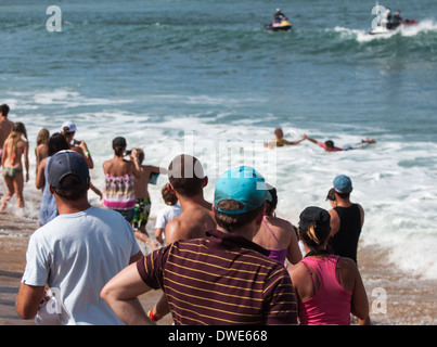 Carnaval de surf Bells Beach Easter spectateurs regardant Kelly Slater l'USA world championne de surf Banque D'Images