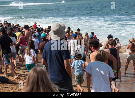 Carnaval de surf Bells Beach Easter spectateurs regardant Kelly Slater l'USA world championne de surf Banque D'Images