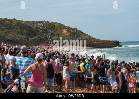 Carnaval de surf Bells Beach Easter spectateurs regardant Kelly Slater l'USA world championne de surf Banque D'Images