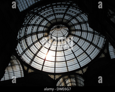 Le centre commercial de Milan en Italie. La Galleria Vittorio Emanuele II. L'un des plus anciens centres commerciaux, construit en 1877. Banque D'Images