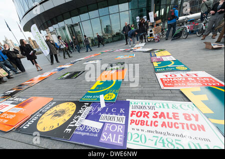 City Hall, London, UK. 6 mars 2014. Des groupes de logement et les résidents de toute la capitale manifester devant l'Hôtel de ville de Londres pour exprimer leur colère face à Boris Johnson et plus de 20 conseils britanniques participant à la conférence du MIPIM qui alimente la crise actuelle du logement. Credit : Lee Thomas/Alamy Live News Banque D'Images