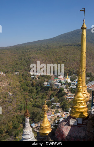 Vue depuis le mont Popa - Popa (Taungkalat Taung Kalat) culte, accueil de 37 Nats Mahagiri - Birmanie (Myanmar) Banque D'Images