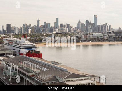 Melbourne, Australie prise d'un bateau entrant dans le port - vue tôt le matin Banque D'Images