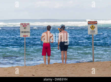 Tunnels Beach, Kauai, Hawaii, USA - deux nageurs de décider de nager dans les eaux d'hiver traître Banque D'Images