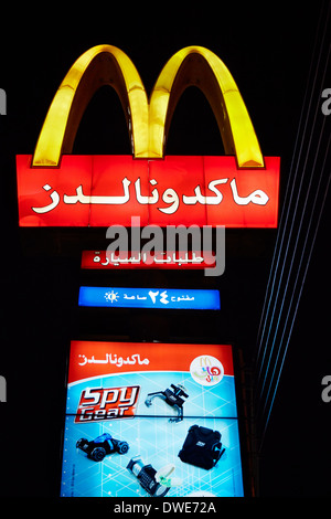 McDonalds en néon en arabe dans la nuit, Amman, Jordanie. Banque D'Images