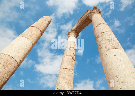 Temple de Hercule colonnes sur le ciel sur la citadelle d'Amman, Jordanie Banque D'Images