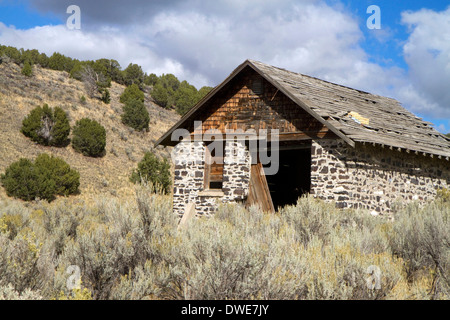 Hors bâtiment construit en pierre et mortier le long de l'Interstate 84 près de l'Idaho et l'Utah frontières, USA. Banque D'Images