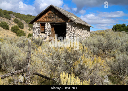 Hors bâtiment construit en pierre et mortier le long de l'Interstate 84 près de l'Idaho et l'Utah frontières, USA. Banque D'Images