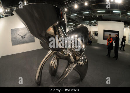 New York, USA. Le 05 Mar, 2014. La sculpture 'Distant Cousin' (2008) de l'artiste anglais Tony Cragg s'affiche à la foire d'art "l'Armory Show' à New York, USA, 05 mars 2014. Photo : Felix Hoerhager/dpa/Alamy Live News Banque D'Images