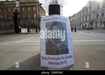 Westminster London, UK. 6 mars 2014. Les manifestants ukrainiens continuent de tenir une 24heures de protestation devant Downing Street avec des pancartes à la suite de l'intervention militaire russe en Crimée exigeant pour le gouvernement britannique de tenir ses promesses sur le Mémorandum de Budapest sur les garanties de sécurité signé en 1994.Le Protocole inclus des garanties de sécurité contre la menace ou l'emploi de la force contre l'intégrité territoriale ou l'indépendance politique de l'Ukraine et à la suite l'Ukraine a renoncé à ses stocks d'armes nucléaires entre 1994 et 1996. Credit : amer ghazzal/Alamy Live News Banque D'Images