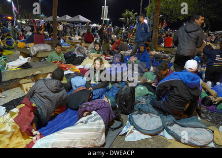 Les pèlerins ont campé dans les rues de Copacabana pour la toute la nuit samedi vigile, menant à la masse finale le dimanche 28/6/13 Banque D'Images