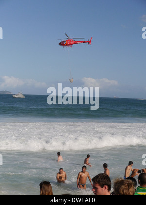 Sauvetage par hélicoptère des gens de la mer agitée de la plage de Copacabana. Banque D'Images