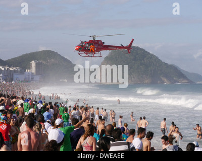 Sauvetage par hélicoptère des gens de la mer agitée de la plage de Copacabana. Banque D'Images