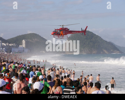 Sauvetage par hélicoptère des gens de la mer agitée de la plage de Copacabana. Banque D'Images