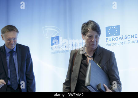 Berlin, Allemagne. 6Th Mar, 2014. Lors d'une réunion dans le cadre de sa visite à Berlin, le Commissaire européen à l'Environnement Janez Potocnik, Ministre fédéral allemand de Barbara Hendricks a parlé entre autres choses, la mise en œuvre de la récente adoption du 7ème programme d'action pour l'environnement, qui forme le cadre de la politique climatique et environnementale européenne jusqu'en 2020. Après la réunion qu'ils donnent une conférence de presse commune à la représentation de la Commission européenne à Berlin. Banque D'Images