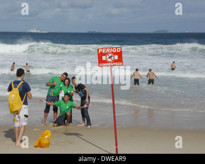 Les pèlerins de toutes nationalités s'amuser sur la plage de Copacabana. Banque D'Images