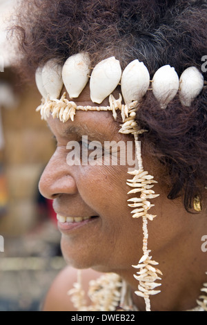 Femme en costume traditionnel, Santa Ana (Îles Salomon, Pacifique Sud Banque D'Images