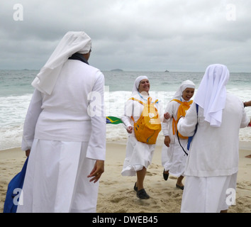 Les pèlerins de toutes nationalités s'amuser sur la plage de Copacabana. Des religieuses catholiques. Banque D'Images