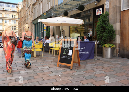 Café Restaurant de la chaussée dans la rue Brunswick Merchant City's à Glasgow Banque D'Images