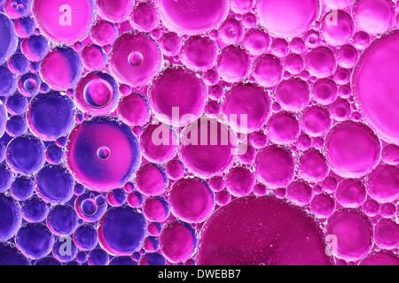 L'eau et l'huile sur fond violet et bleu coloré Banque D'Images