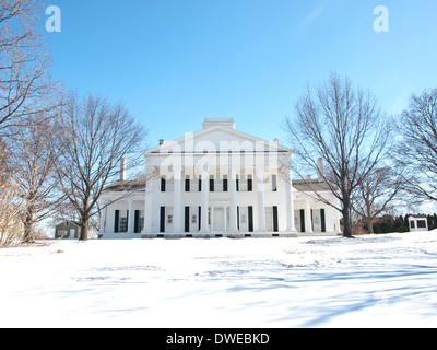 Belle ancienne maison de maître en hiver Banque D'Images