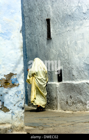 L'Afrique du Nord, Tunisie, Kairouan. Holly ville. Homme marchant dans la médina.