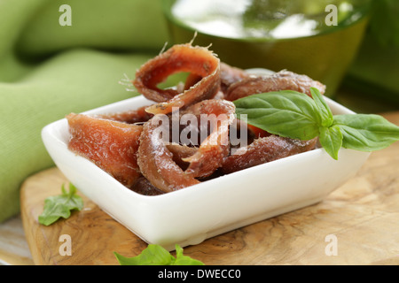 Les filets d'anchois marinés dans un bol blanc Banque D'Images