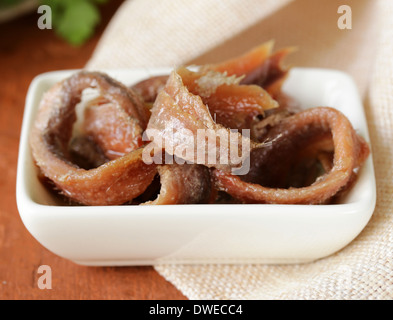 Les filets d'anchois marinés dans un bol blanc Banque D'Images