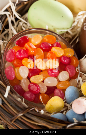 Pâques Fête de bonbons dans un panier pour les vacances Banque D'Images