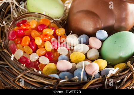 Pâques Fête de bonbons dans un panier pour les vacances Banque D'Images