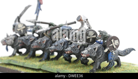 Wolf Goblin cavaliers armés de lances et de boucliers, avec la commande, patron, porteur de bannière et musicien peint par photographe Banque D'Images