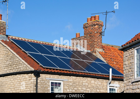 Chauffage solaire panneaux photovoltaïques sur le toit d'une maison Banque D'Images