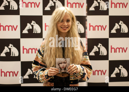 Pop star Nina Nesbitt Banque D'Images