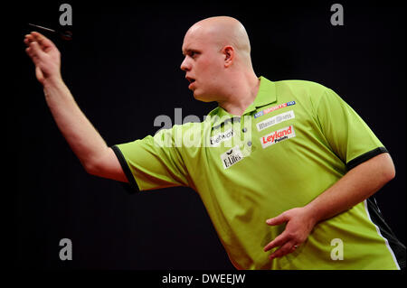 Exeter, Royaume-Uni. 08Th Mar, 2014. Michael van Gerwen jette contre Adrian Lewis avec le match passe à la fin d'un 6-6 dessiner au cours de la Premier League Betway fléchettes au Westpoint Arena. Credit : Action Plus Sport/Alamy Live News Banque D'Images