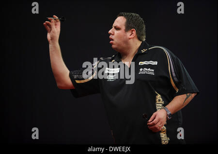 Exeter, Royaume-Uni. 08Th Mar, 2014. Adrian Lewis jette contre Michael van Gerwen avec le match passe à la fin d'un 6-6 dessiner au cours de la Premier League Betway fléchettes au Westpoint Arena. Credit : Action Plus Sport/Alamy Live News Banque D'Images