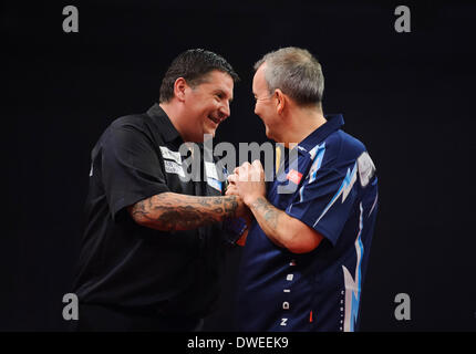 Exeter, Royaume-Uni. 08Th Mar, 2014. Gary Anderson lance célèbre remportant la 12e étape pour battre Phil Taylor 7-5 lors de la Premier League Betway fléchettes au Westpoint Arena. Credit : Action Plus Sport/Alamy Live News Banque D'Images