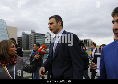 Dublin, Irlande. 6 mars 2014. Vitali Klitschko donne une interview. Homme politique ukrainien et de l'ancien World Heavyweight Champion de boxe Vitali Klitschko manifestants ukrainiens adresses à Dublin. Klitschko est à Dublin pour aborder l'élection du Parti Convention. Crédit : Michael Debets/Alamy Live News Banque D'Images