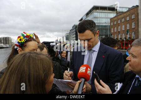 Dublin, Irlande. 6 mars 2014. Vitali Klitschko signe un autographe. Homme politique ukrainien et de l'ancien World Heavyweight Champion de boxe Vitali Klitschko manifestants ukrainiens adresses à Dublin. Klitschko est à Dublin pour aborder l'élection du Parti Convention. Crédit : Michael Debets/Alamy Live News Banque D'Images