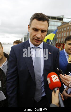 Dublin, Irlande. 6 mars 2014. Vitali Klitschko donne une interview. Homme politique ukrainien et de l'ancien World Heavyweight Champion de boxe Vitali Klitschko manifestants ukrainiens adresses à Dublin. Klitschko est à Dublin pour aborder l'élection du Parti Convention. Crédit : Michael Debets/Alamy Live News Banque D'Images