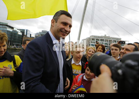 Dublin, Irlande. 6 mars 2014. Vitali Klitschko pose pour le photographe. Homme politique ukrainien et de l'ancien World Heavyweight Champion de boxe Vitali Klitschko manifestants ukrainiens adresses à Dublin. Klitschko est à Dublin pour aborder l'élection du Parti Convention. Crédit : Michael Debets/Alamy Live News Banque D'Images