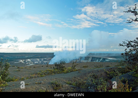 Cratère Halemaumau fumeurs de volcan Kilauea à Hawaii Volcanoes National Park sur l'île Big Banque D'Images