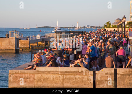 Key West, Floride - Touristes recueillir dans Mallory Square pour admirer le coucher du soleil. Banque D'Images