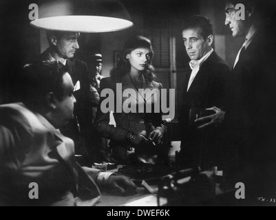 Lauren Bacall et Humphrey Bogart avec groupe de personnes, sur-ensemble du film, 'En avoir ou pas", 1944 Banque D'Images